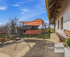 Celoročne obývateľná chalupa na Záhorí vo vidieckom štýle: • 3 izbová rekreačná nehnuteľnosť s veľkým slnečným pozemkom