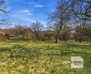 Celoročne obývateľná chalupa na Záhorí vo vidieckom štýle: • 3 izbová rekreačná nehnuteľnosť s veľkým slnečným pozemkom