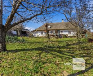 Celoročne obývateľná chalupa na Záhorí vo vidieckom štýle: • 3 izbová rekreačná nehnuteľnosť s veľkým slnečným pozemkom