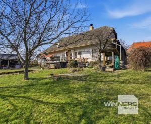 Celoročne obývateľná chalupa na Záhorí vo vidieckom štýle: • 3 izbová rekreačná nehnuteľnosť s veľkým slnečným pozemkom