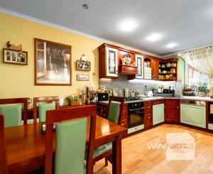 Ponúkam Vám na predaj priestranný rodinný dom v radovej zástavbe v mestskej časti Košice – Západ – Prievidzská ul.