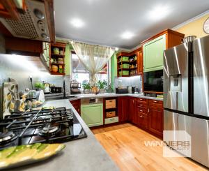 Ponúkam Vám na predaj priestranný rodinný dom v radovej zástavbe v mestskej časti Košice – Západ – Prievidzská ul.