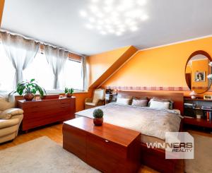 Ponúkam Vám na predaj priestranný rodinný dom v radovej zástavbe v mestskej časti Košice – Západ – Prievidzská ul.