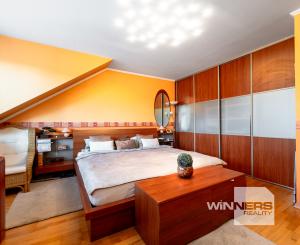 Ponúkam Vám na predaj priestranný rodinný dom v radovej zástavbe v mestskej časti Košice – Západ – Prievidzská ul.