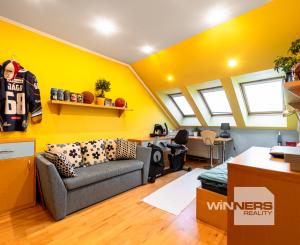 Ponúkam Vám na predaj priestranný rodinný dom v radovej zástavbe v mestskej časti Košice – Západ – Prievidzská ul.