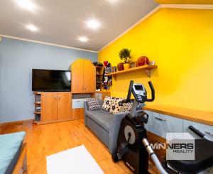 Ponúkam Vám na predaj priestranný rodinný dom v radovej zástavbe v mestskej časti Košice – Západ – Prievidzská ul.