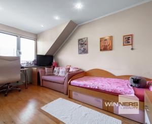 Ponúkam Vám na predaj priestranný rodinný dom v radovej zástavbe v mestskej časti Košice – Západ – Prievidzská ul.