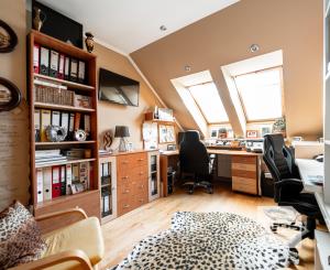 Ponúkam Vám na predaj priestranný rodinný dom v radovej zástavbe v mestskej časti Košice – Západ – Prievidzská ul.