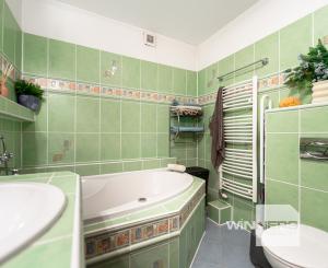 Ponúkam Vám na predaj priestranný rodinný dom v radovej zástavbe v mestskej časti Košice – Západ – Prievidzská ul.