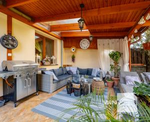 Ponúkam Vám na predaj priestranný rodinný dom v radovej zástavbe v mestskej časti Košice – Západ – Prievidzská ul.