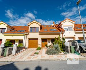 Ponúkam Vám na predaj priestranný rodinný dom v radovej zástavbe v mestskej časti Košice – Západ – Prievidzská ul.