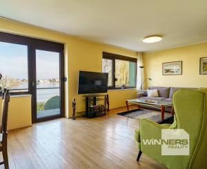 Na PREDAJ priestranný 6-izbový dom v exkluzívnej prvej línii na Slnečných jazerách – JUH