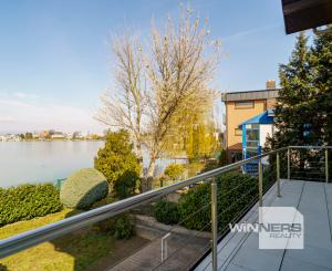 Na PREDAJ priestranný 6-izbový dom v exkluzívnej prvej línii na Slnečných jazerách – JUH