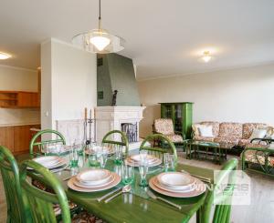 Na PREDAJ priestranný 6-izbový dom v exkluzívnej prvej línii na Slnečných jazerách – JUH