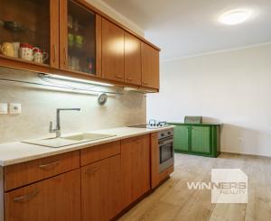 Na PREDAJ priestranný 6-izbový dom v exkluzívnej prvej línii na Slnečných jazerách – JUH