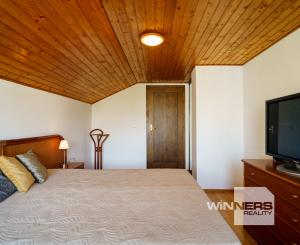 Na PREDAJ priestranný 6-izbový dom v exkluzívnej prvej línii na Slnečných jazerách – JUH