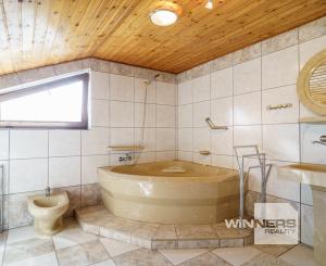 Na PREDAJ priestranný 6-izbový dom v exkluzívnej prvej línii na Slnečných jazerách – JUH