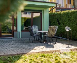 Na PREDAJ priestranný 6-izbový dom v exkluzívnej prvej línii na Slnečných jazerách – JUH