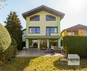 Na PREDAJ priestranný 6-izbový dom v exkluzívnej prvej línii na Slnečných jazerách – JUH