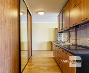 Na PREDAJ priestranný 6-izbový dom v exkluzívnej prvej línii na Slnečných jazerách – JUH