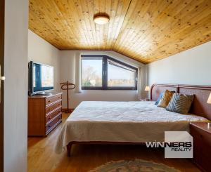 Na PREDAJ priestranný 6-izbový dom v exkluzívnej prvej línii na Slnečných jazerách – JUH