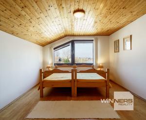 Na PREDAJ priestranný 6-izbový dom v exkluzívnej prvej línii na Slnečných jazerách – JUH