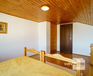 Na PREDAJ priestranný 6-izbový dom v exkluzívnej prvej línii na Slnečných jazerách – JUH