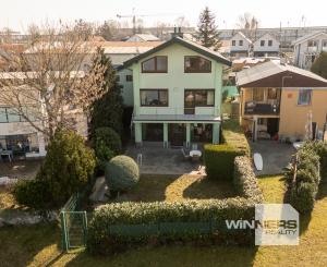 Na PREDAJ priestranný 6-izbový dom v exkluzívnej prvej línii na Slnečných jazerách – JUH