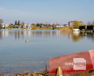 Na PREDAJ priestranný 6-izbový dom v exkluzívnej prvej línii na Slnečných jazerách – JUH