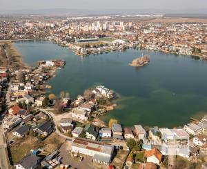 Na PREDAJ priestranný 6-izbový dom v exkluzívnej prvej línii na Slnečných jazerách – JUH