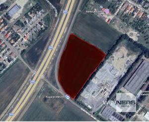 NA PREDAJ strategický komerčný pozemok priamo pri diaľnici o veľkosti 33.729 m2 v meste ENCS – ideálny pre retail park alebo iný podnikateľský zámer.