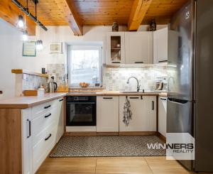 REZERVOVANÉ - Exkluzívne na predaj 3-izbový rodinný dom po kompletnej rekonštrukcii v obci Banská Belá, okres Banská Štiavnica