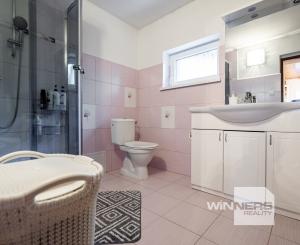 REZERVOVANÉ - Exkluzívne na predaj 3-izbový rodinný dom po kompletnej rekonštrukcii v obci Banská Belá, okres Banská Štiavnica