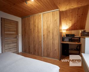 REZERVOVANÉ - Exkluzívne na predaj 3-izbový rodinný dom po kompletnej rekonštrukcii v obci Banská Belá, okres Banská Štiavnica