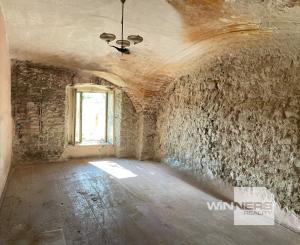 Exkluzívne na predaj  starší neobytný rodinný dom vhodný na renováciu, prípadne výstavu nového rodinného domu, obec Stráže - okres Poprad