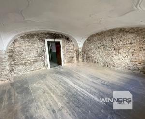 Exkluzívne na predaj  starší neobytný rodinný dom vhodný na renováciu, prípadne výstavu nového rodinného domu, obec Stráže - okres Poprad