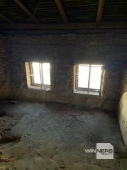 Exkluzívne na predaj  starší neobytný rodinný dom vhodný na renováciu, prípadne výstavu nového rodinného domu, obec Stráže - okres Poprad