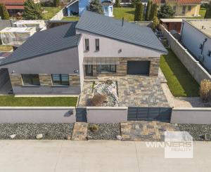 Na predaj moderný rodinný dom, ponúkajúci komfortné a nadštandardné  bývanie