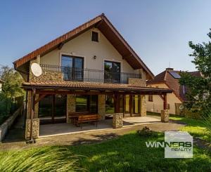 Na prenájom krásny 6-izbový rodinný dom v meste Vrbové, s priestranným  pozemkom 2167 m2, Piešťany