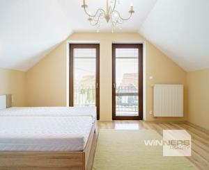 Na prenájom krásny 6-izbový rodinný dom v meste Vrbové, s priestranným  pozemkom 2167 m2, Piešťany