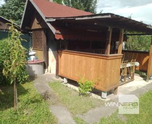 Exkluzívne Vám ponúkame na predaj drevenú chatku so záhradkou v tichom prostredí záhradkárskej oblasti Sečovce- Stašov .