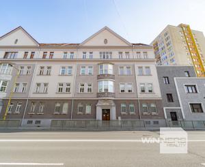 Tehlový 3 izbový byt 92 m2 po novej kompletnej rekonštrukcii s balkónom v centre mesta na ul. Palackého v Košiciach.