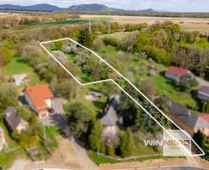 Ponúkame na predaj  slnečný pozemok v lokalite Petrovany-Močarmany, v tichom prostredí