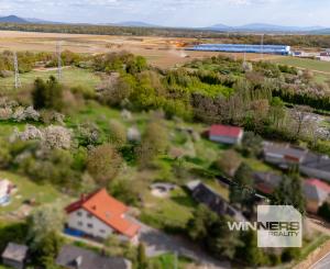 Ponúkame na predaj  slnečný pozemok v lokalite Petrovany-Močarmany, v tichom prostredí
