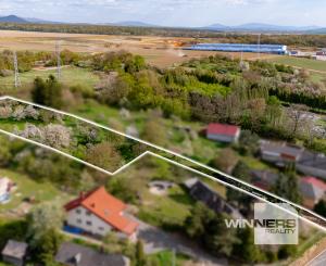 Ponúkame na predaj  slnečný pozemok v lokalite Petrovany-Močarmany, v tichom prostredí