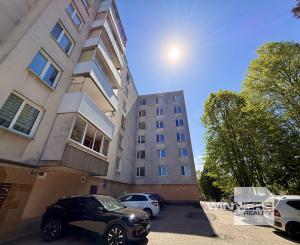 Ponúkame na PREDAJ priestranný 3-izbový byt na sídlisku 1.Mája vo Vranove nad Topľou