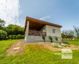 Vinica s murovanou chatkou