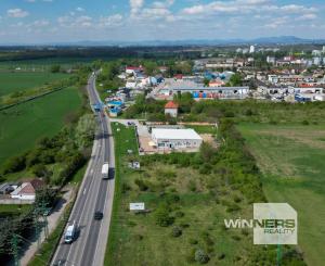 PREDAJ, INVESTIČNÝ POZEMOK 1 440 m², LEOPOLDOV, ŤAH D1 → HLOHOVEC