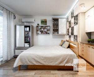 NA PREDAJ KLIMATIZOVANÁ GARSÓNKA 31,4m2 s balkónom a  parkovacím státím, ul. Na pasekách