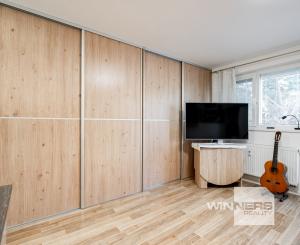 NA PREDAJ KLIMATIZOVANÁ GARSÓNKA 31,4m2 s balkónom a  parkovacím státím, ul. Na pasekách